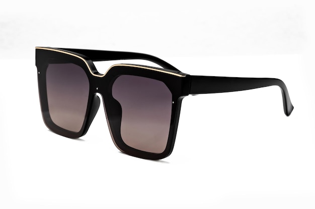 Foto vista laterale di occhiali da sole polarizzati di colore nero per e-commerce isolati su sfondo bianco