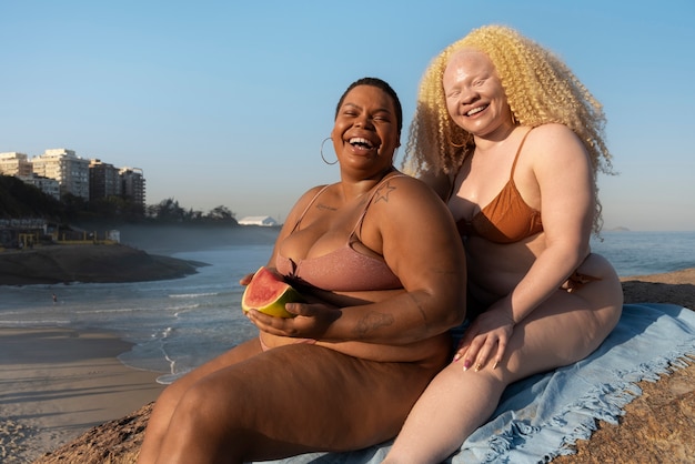 Photo side view plus-size women posing at seaside