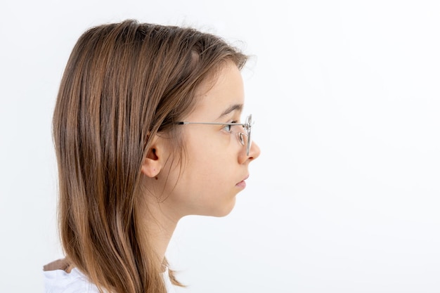 Foto ritratto laterale di una ragazza con gli occhiali isolati su sfondo bianco