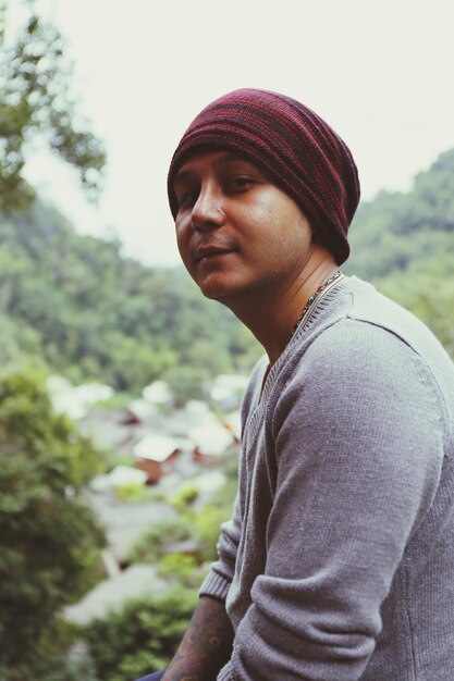 Photo side view portrait of man against mountains