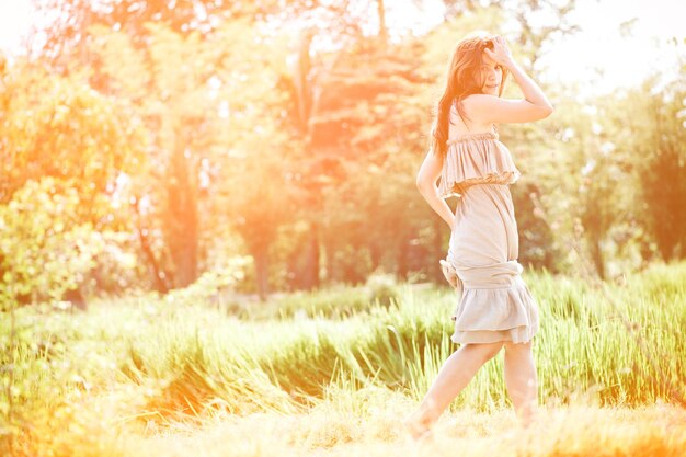 写真 野原を歩く女性の横の肖像画