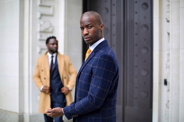 Photo side view portrait of well-dressed businessman standing in city