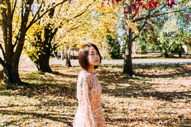 Photo side view portrait of woman standing in park during autumn