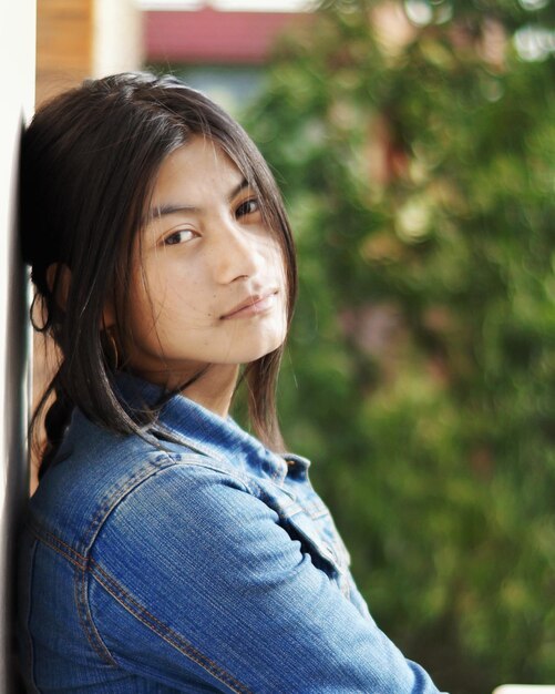 Photo side view portrait of young woman outdoors