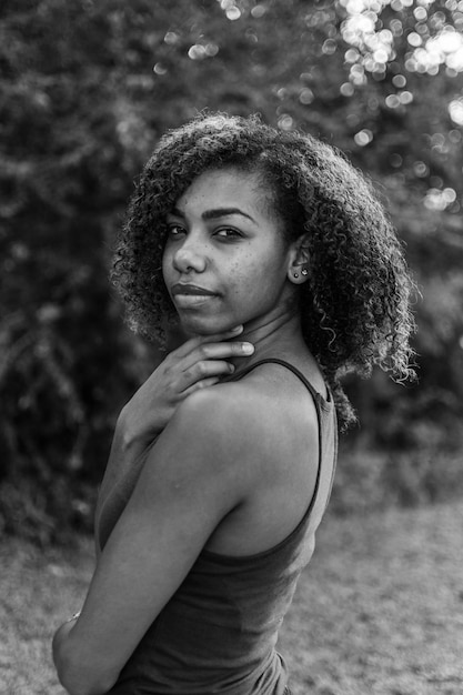 Photo side view portrait of young woman standing on field