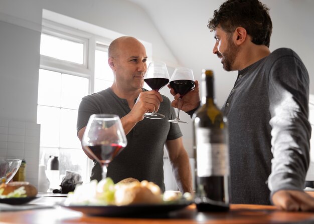 Photo side view queer couple with wine