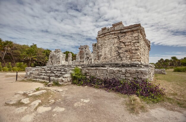 日没時に撮影されたメキシコのトゥルム複合施設にある小さなマヤ寺院の遺跡の側面図。