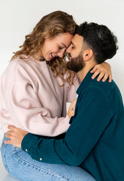 Photo side view of romantic couple embraced at home