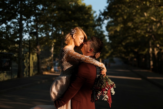 Photo side view romantic couple posing outdoors