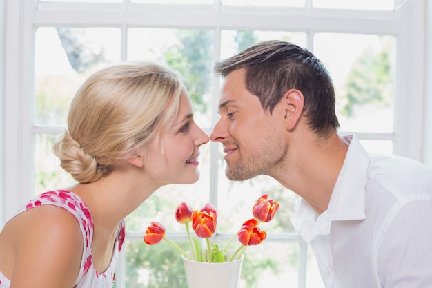 Vista laterale di una coppia romantica sfregamento nasi