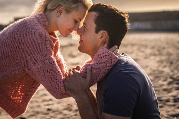 Photo side view of romantic young couple at beach