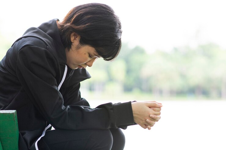 Photo 外に座っている悲しい女性の横の景色