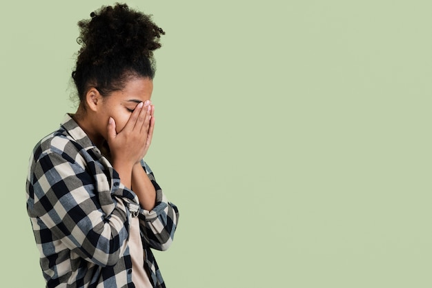 Foto vista laterale della donna triste con lo spazio della copia