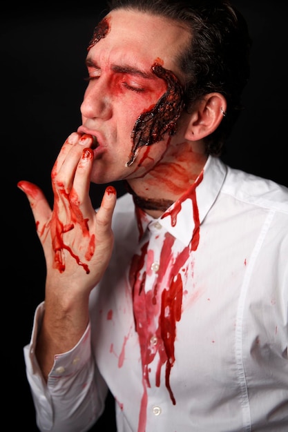 Photo side view of senior man holding food at home