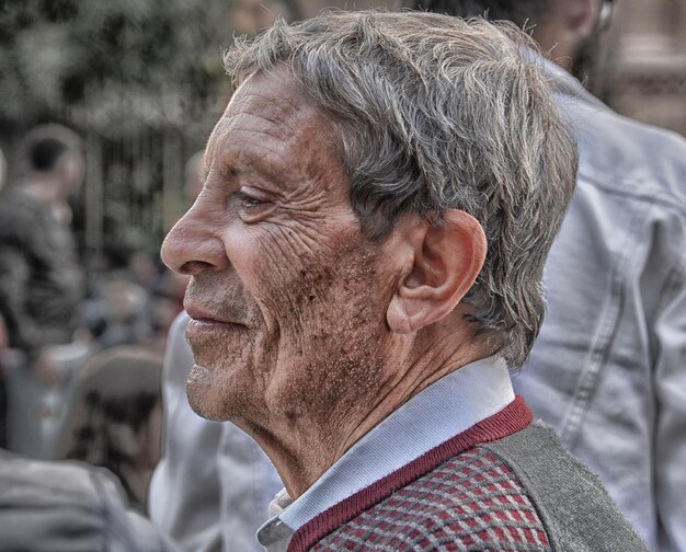 Foto vista laterale di un uomo anziano che guarda da un'altra parte