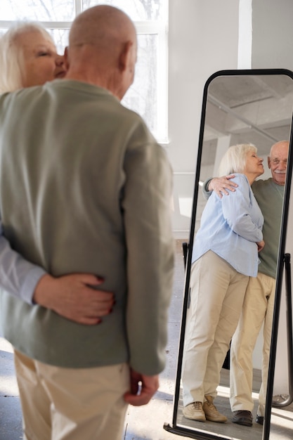 Вид сбоку пожилых людей, смотрящих в зеркало
