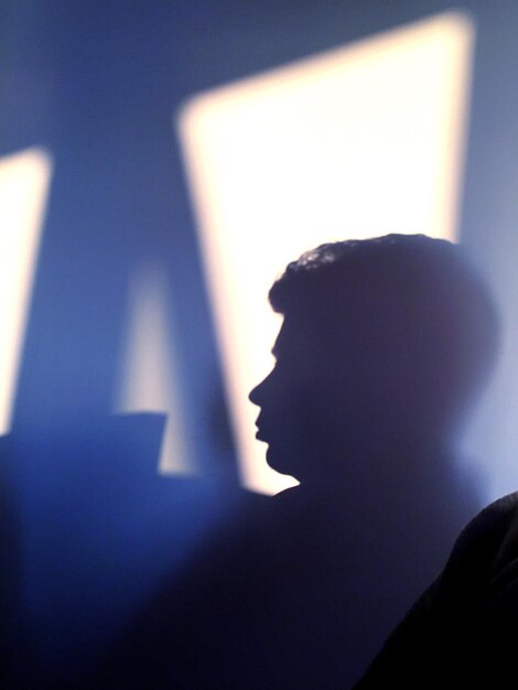 Photo side view of silhouette man at home