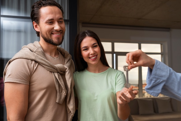 Photo side view smiley couple buying house