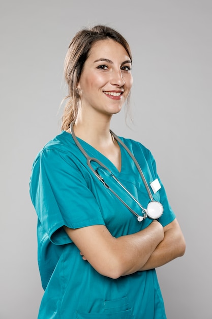 Photo side view of smiley female doctor