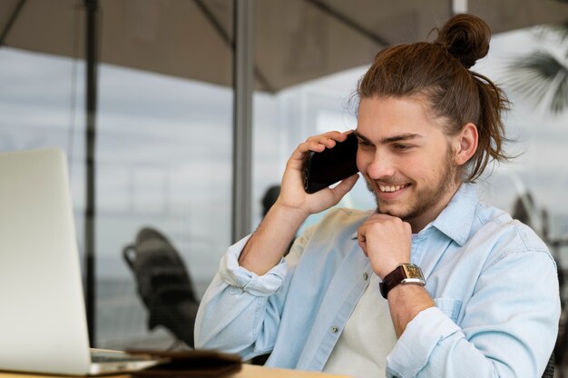 Photo side view smiley man talking on phone