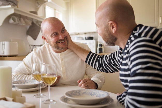 Photo side view smiley queer men at table