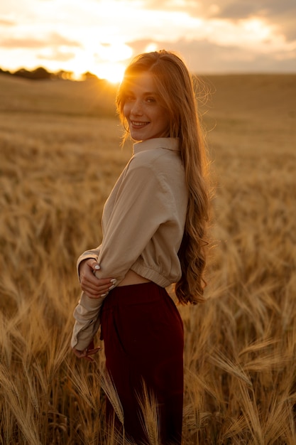 Photo side view smiley woman posing outside