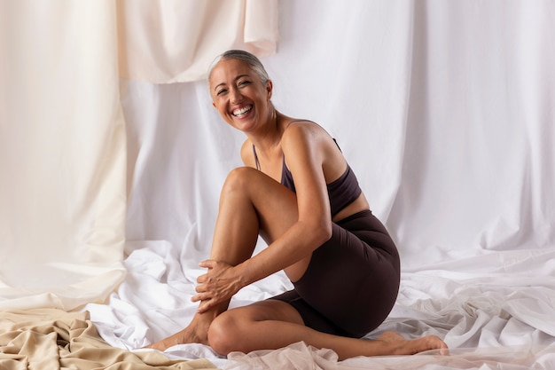 Photo side view smiley woman posing in studio