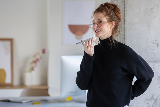 Foto donna di smiley vista laterale che parla sul telefono