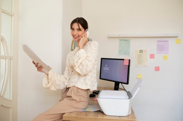 Foto donna di smiley vista laterale che parla sul telefono