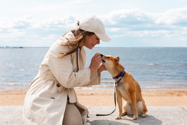 Photo side view smiley woman with shiba inu dog