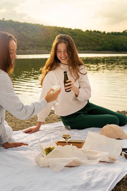 Foto donne sorridenti di vista laterale al picnic