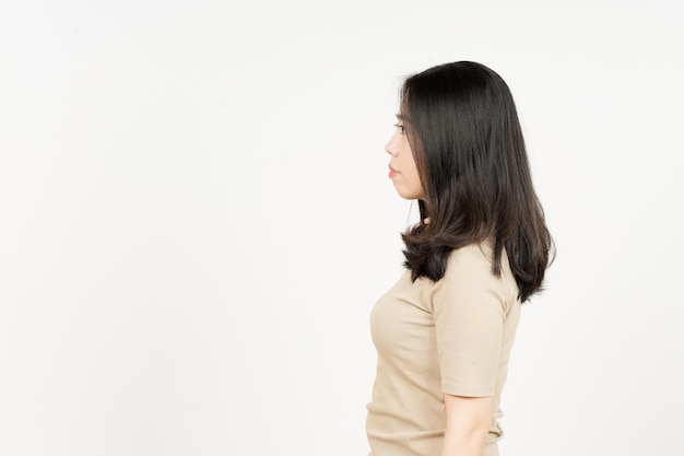 흰색 배경에 고립 된 아름 다운 아시아 여자의 측면보기 서