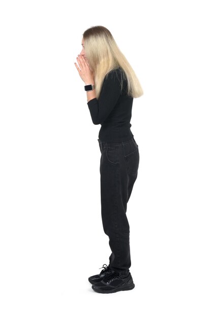 Photo side view of a standing woman who is screaming on white background