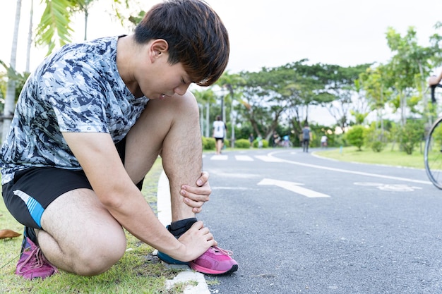 道路に座っている十代の男の子のサイドビュー