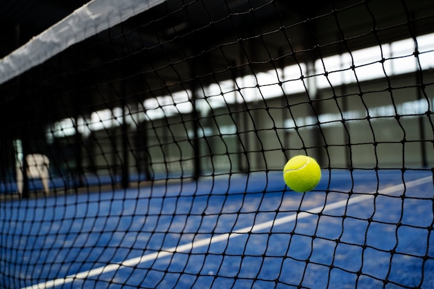 Photo side view tennis ball touching net