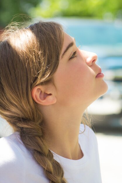 Photo side view of thoughtful girl