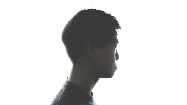 Photo side view of thoughtful man against white background