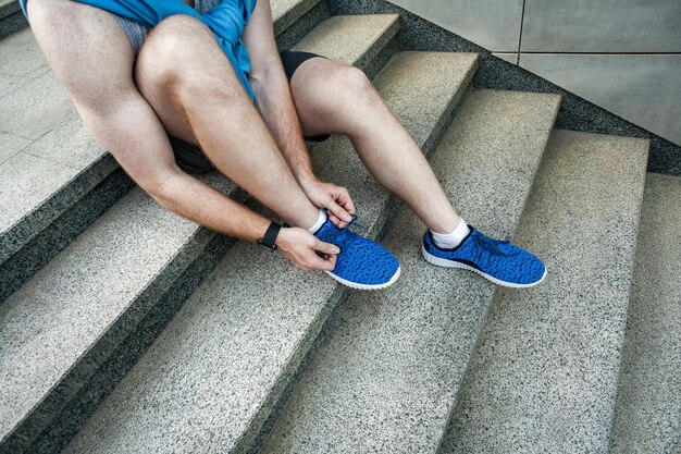 Side view tie shoelaces pause after running