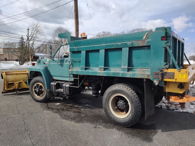 Photo side view of a truck on road