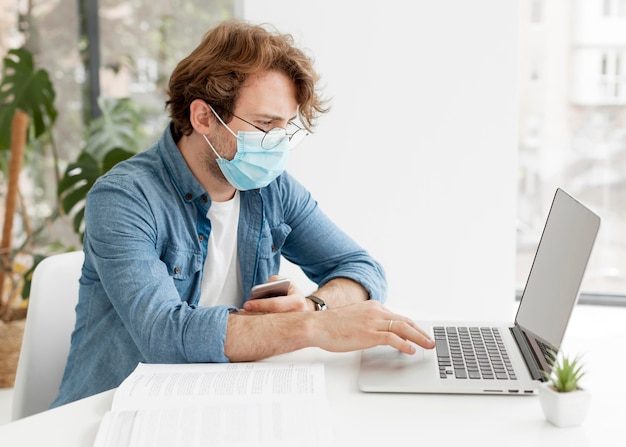 Foto insegnante di vista laterale che indossa una maschera medica