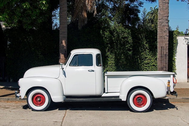 Foto vista laterale di un pick-up vintage classico in strada a la