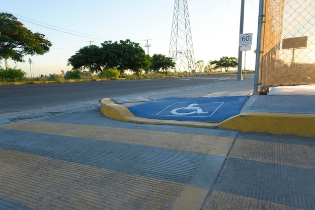 Foto vista laterale della rampa per sedie a rotelle su un angolo pedonale sulla strada concetto di luoghi accessibili