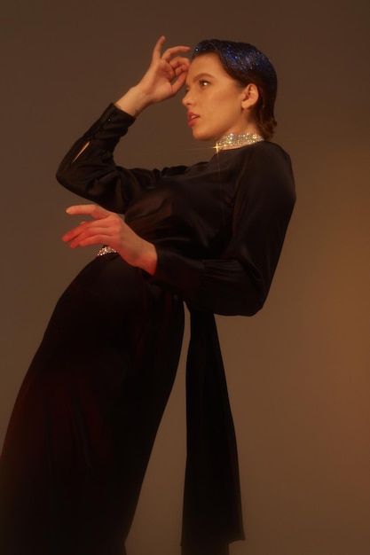 灰色の背景の女性の横の景色