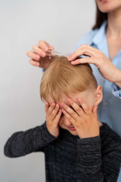 Photo side view woman applying lice treatment