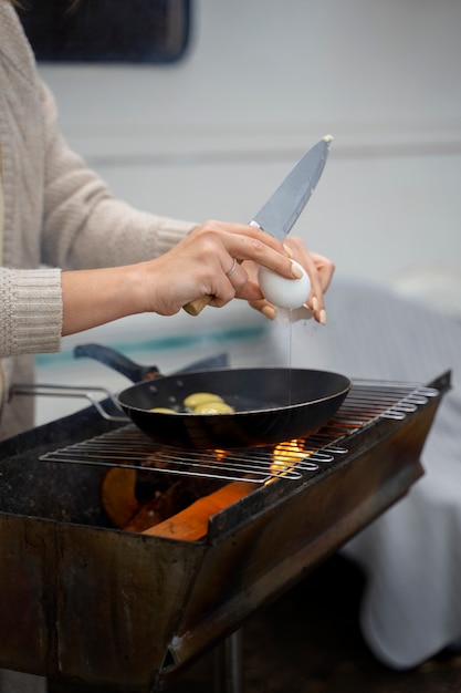 卵を料理する女性の側面図