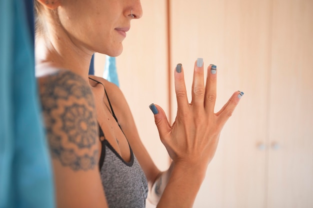 Foto vista laterale della donna che fa yoga a casa