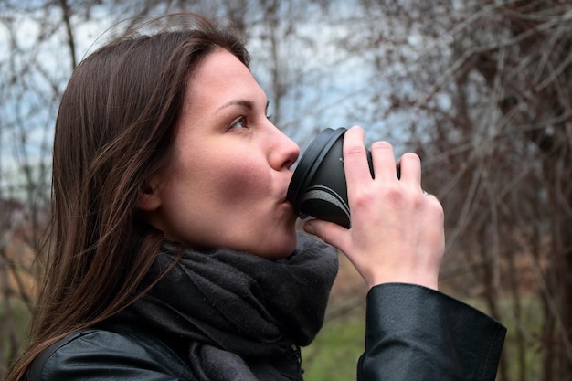 Foto vista laterale di una donna che beve caffè