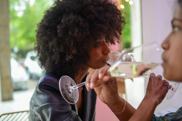 Photo side view of woman drinking wine