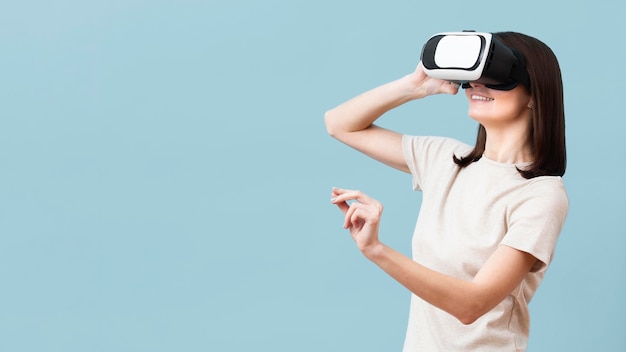 Photo side view of woman enjoying virtual reality headset