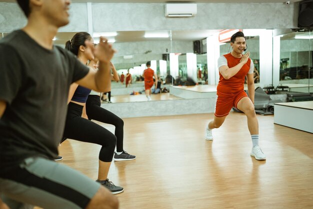 Photo side view of woman exercising in gym